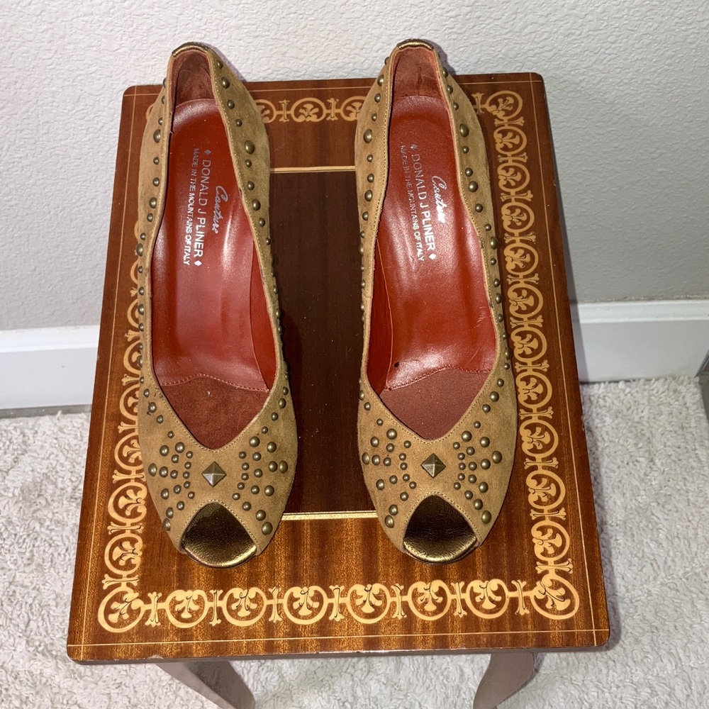 New Donald Pliner 8 cinnamon suede leather brass wedges